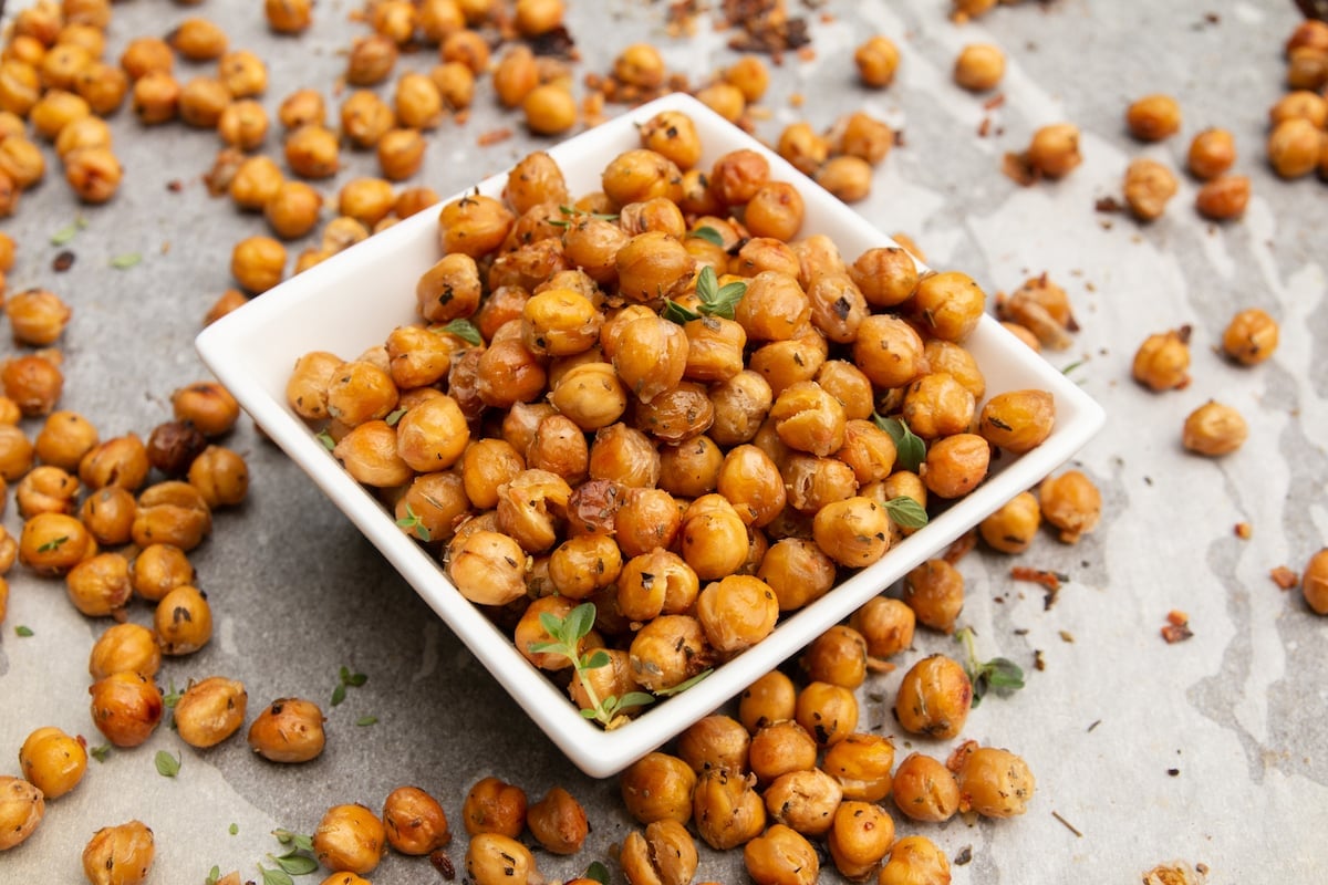 Roasted garlic chickpeas, healthy snacks, boost your immune