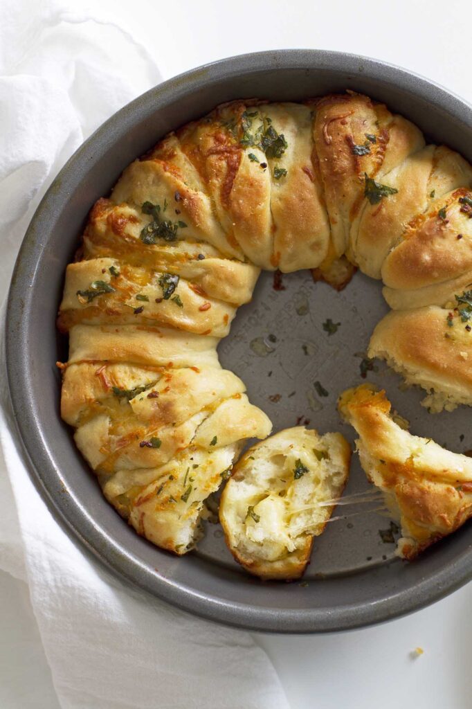 Cheese rolls with garlic and herb 