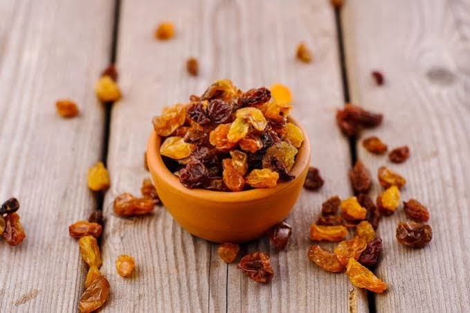 Healthy snack raisins 