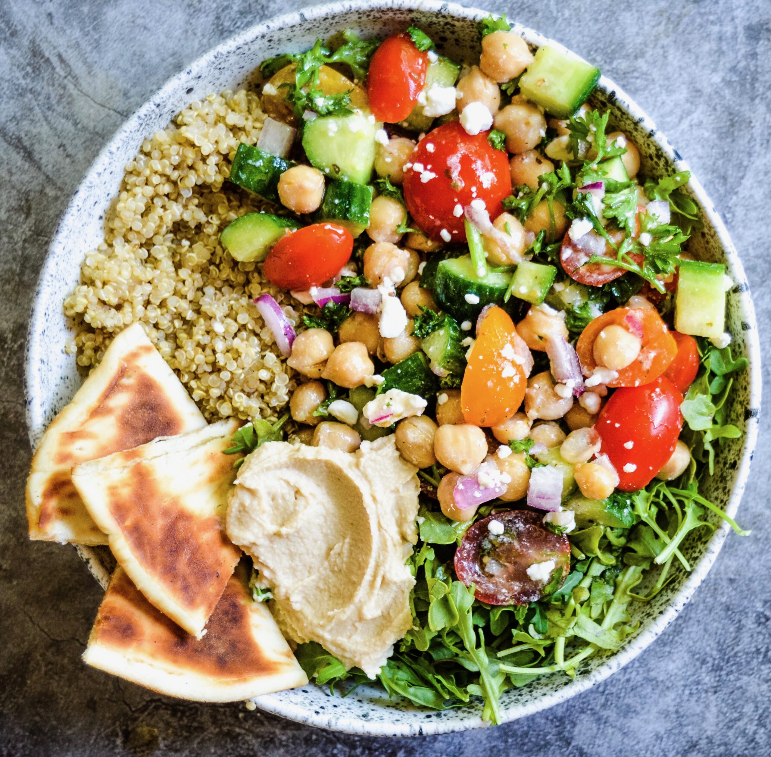 Easy Mediterranean chickpeas bowl